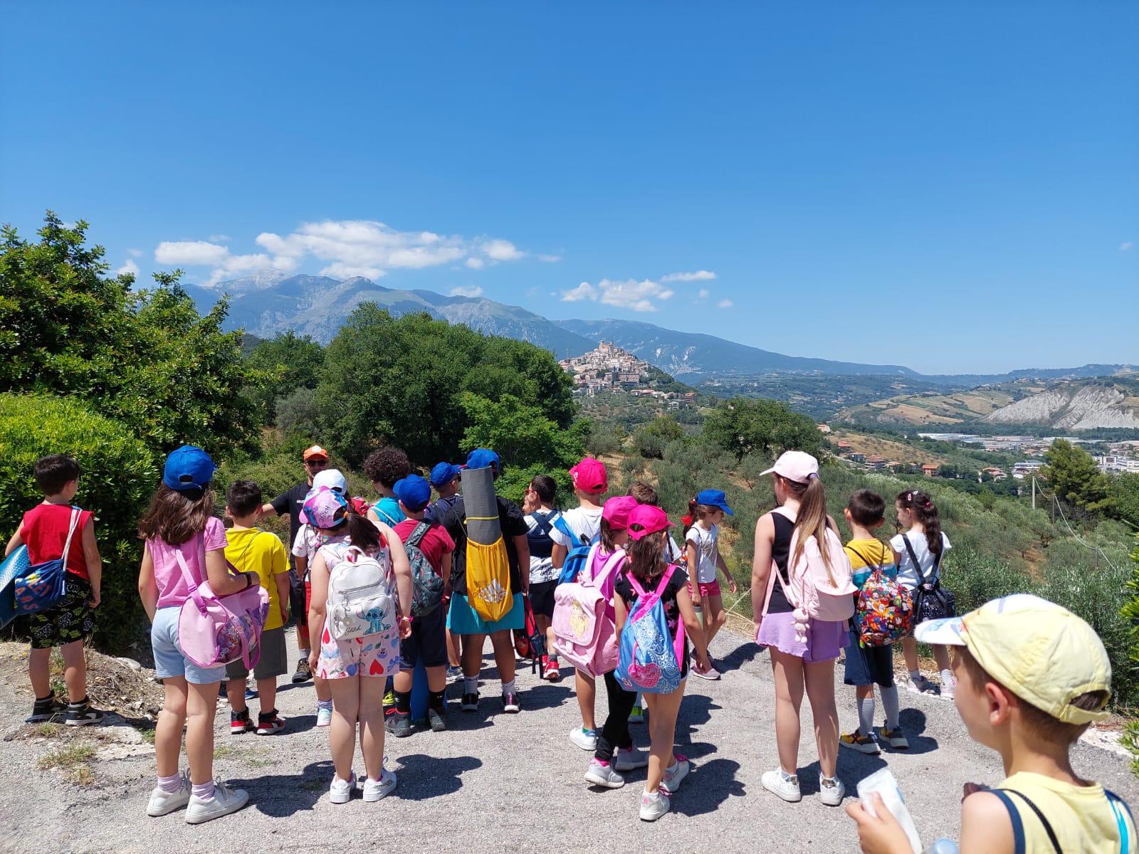 Bambini della scuola durante un'attività di gioco educativo con un telo colorato